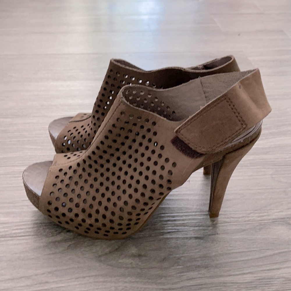Vince Camuto taupe heels sz 7 EUC